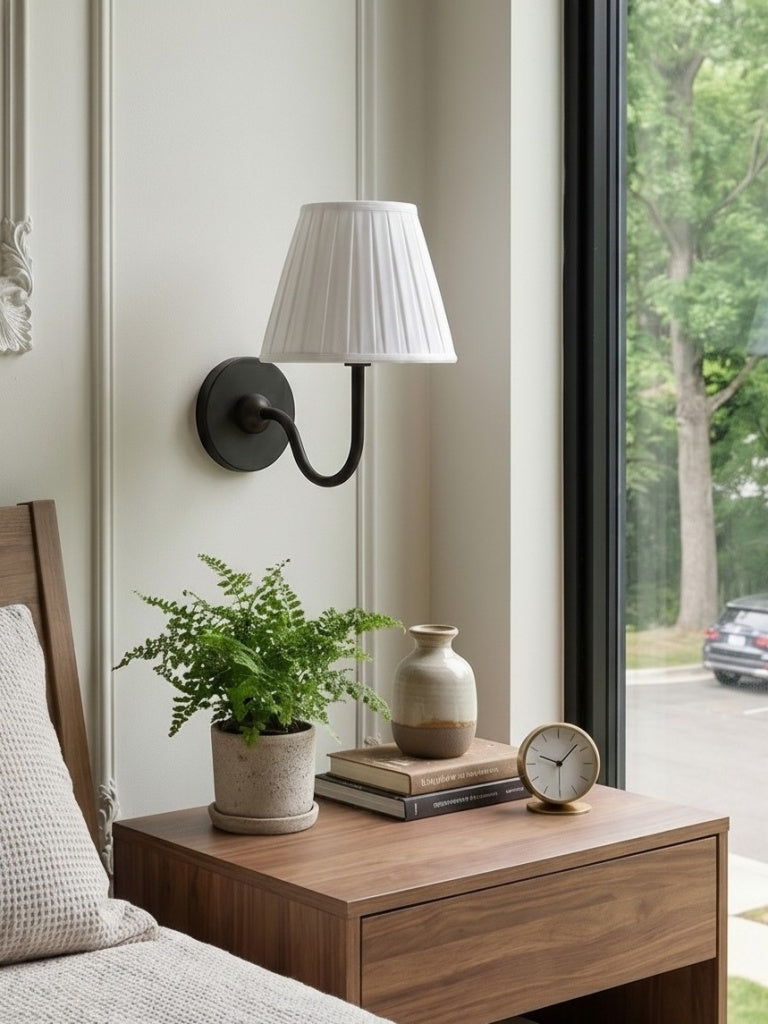 Applique murale élégante à abat-jour plissé en tissu – Éclairage classique et raffiné pour chambre et salon | Koossa