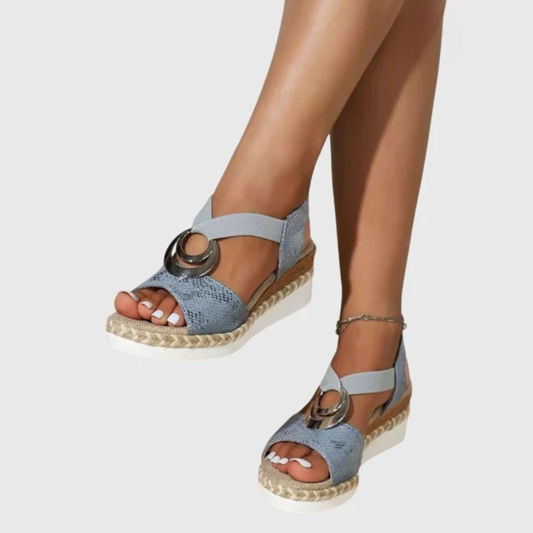 Women's Cushioned Buckle Strap Sandals in Textured Layered Design for Everyday Summer Comfort and Relaxed Warm-Weather Styling | Koossa