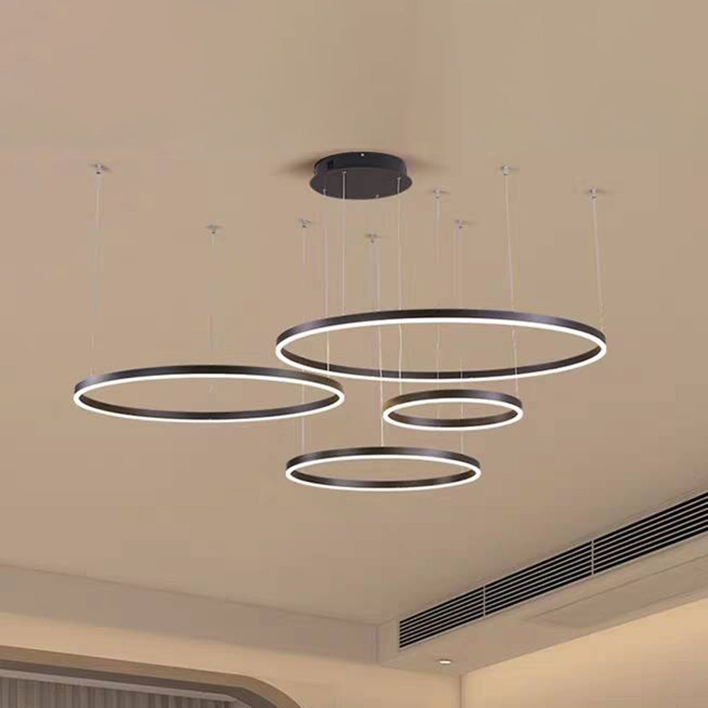 Suspension LED anneaux métalliques dorés, noirs ou café pour salle à manger, salon et chambre moderne | Koossa