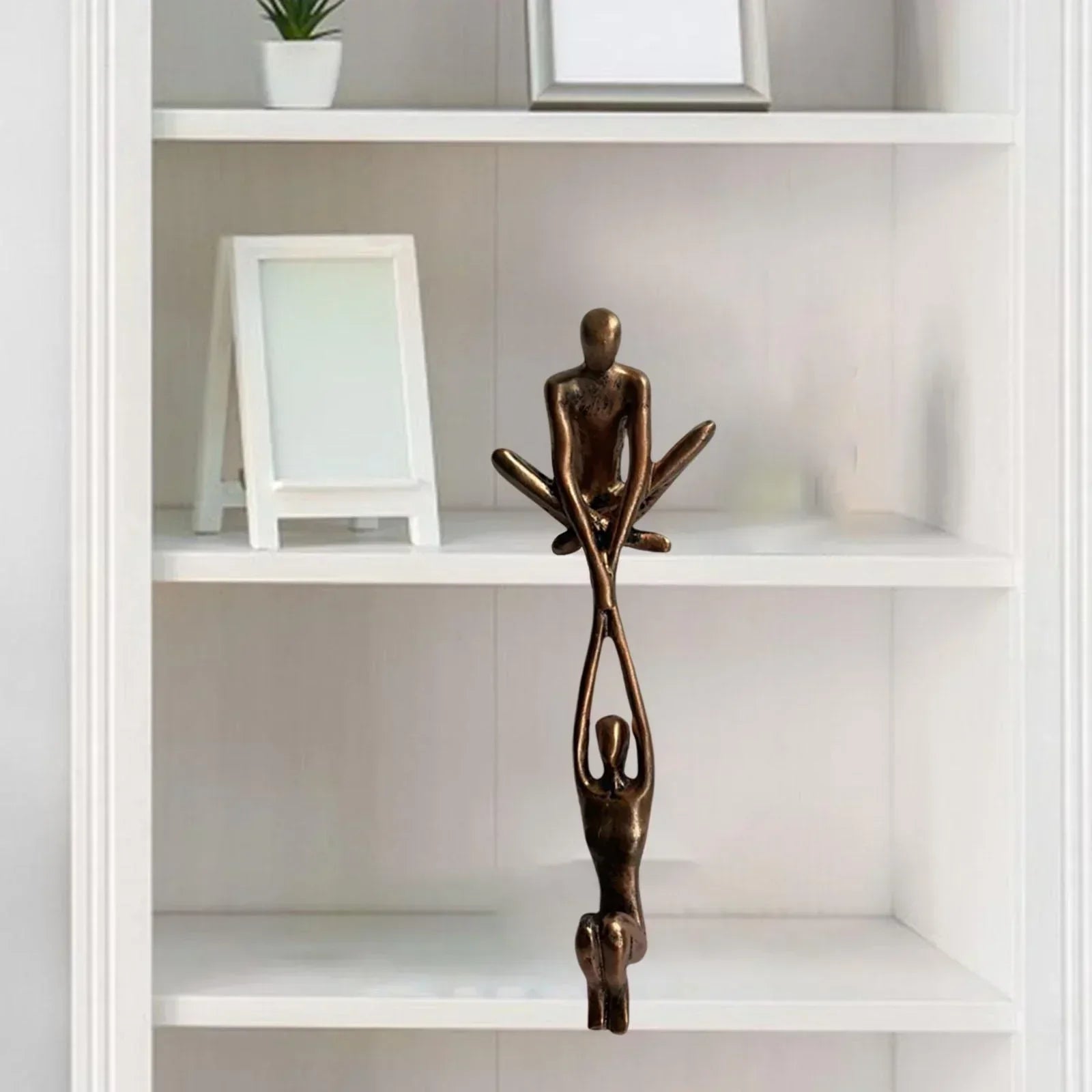 Sculpture Couple en Équilibre Résine Noir Bronze Décor Amour Harmonie Salon Bureau Design Moderne Élégant | Koossa