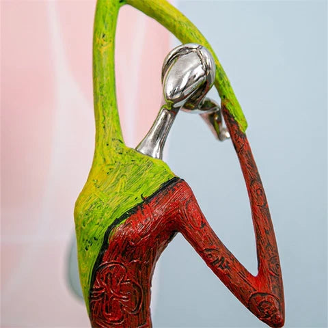 Statuette féminine abstraite en résine peinte à la main pour décoration intérieure moderne et colorée | Koossa