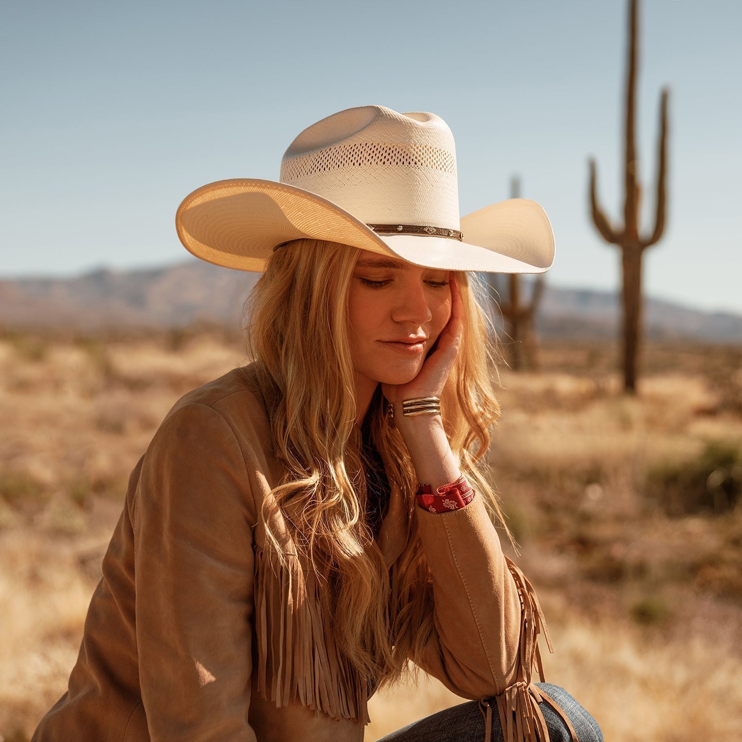 Chapeau de cowboy western en paille naturelle tressée avec bandeau cuir et détails métalliques réglable 58–60 cm | Koossa