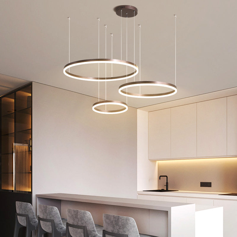 Suspension LED anneaux métalliques dorés, noirs ou café pour salle à manger, salon et chambre moderne | Koossa