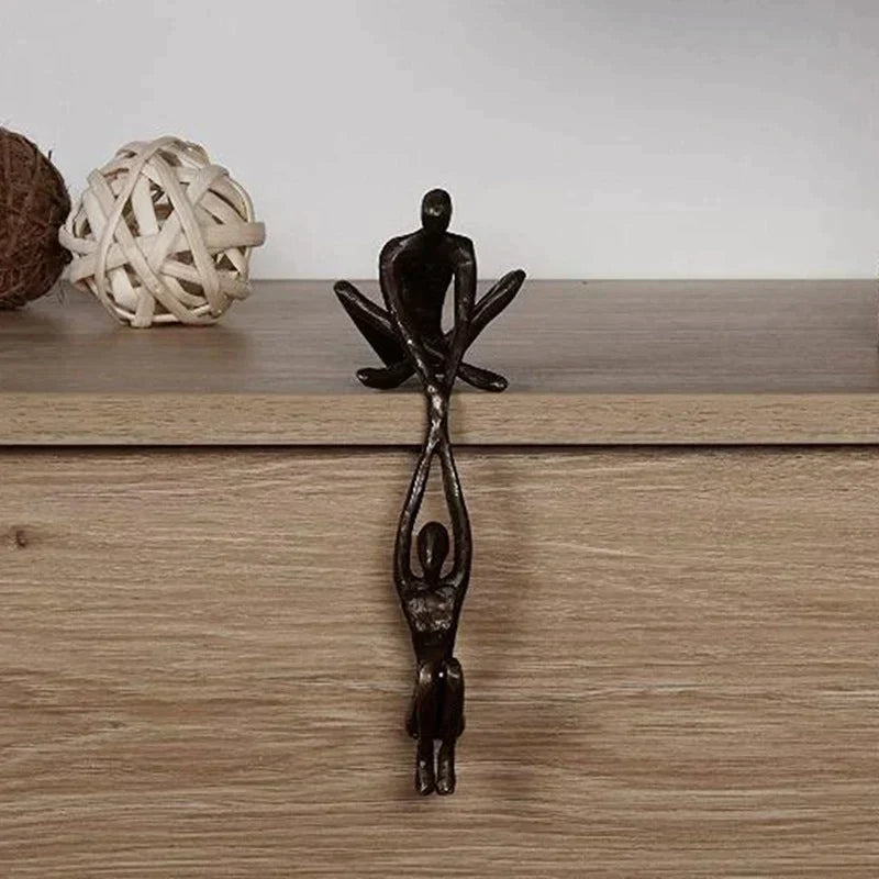 Sculpture Couple en Équilibre Résine Noir Bronze Décor Amour Harmonie Salon Bureau Design Moderne Élégant | Koossa