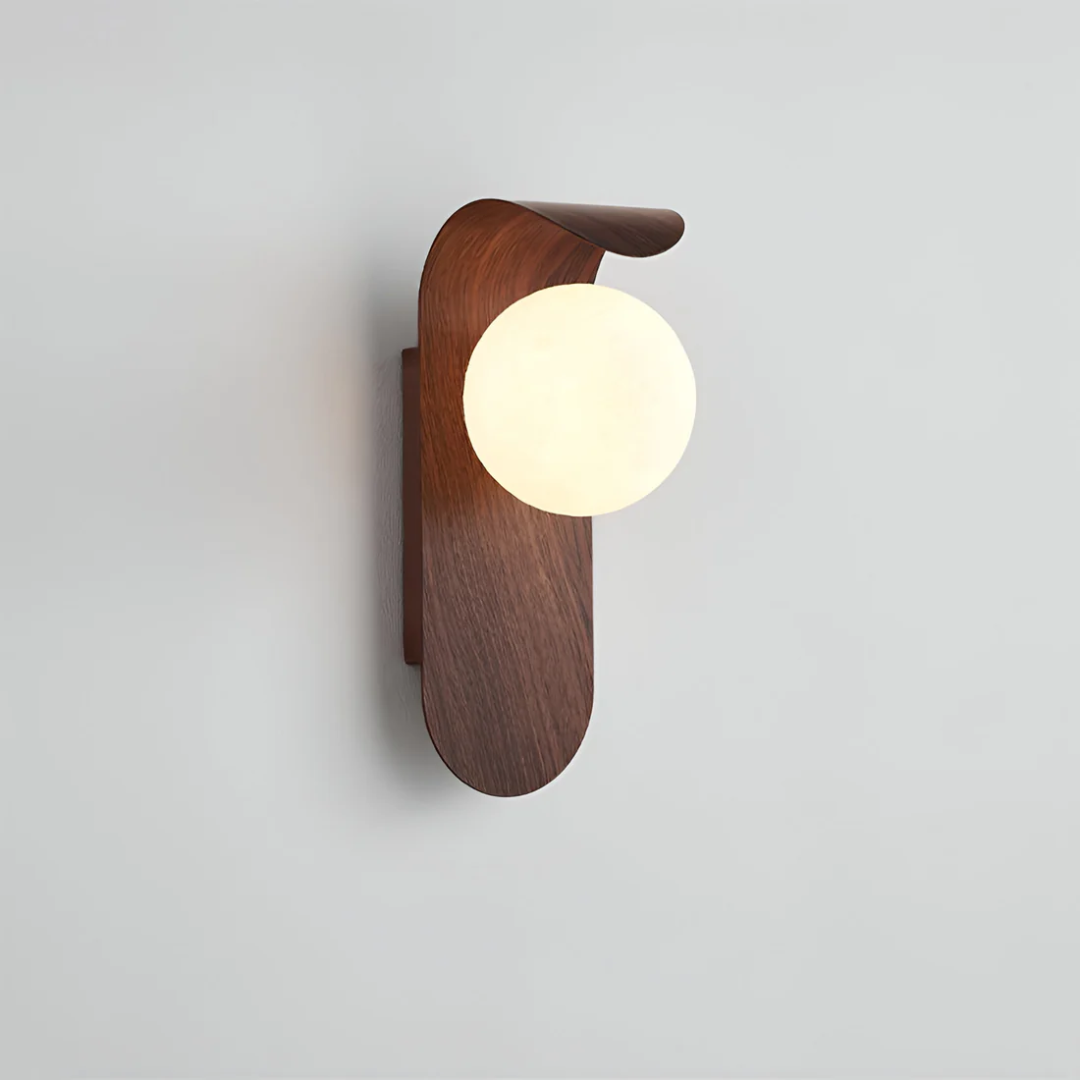 Applique murale bois naturel globe verre opalin LED blanc chaud chambre salon style minimaliste nordique épuré | Koossa