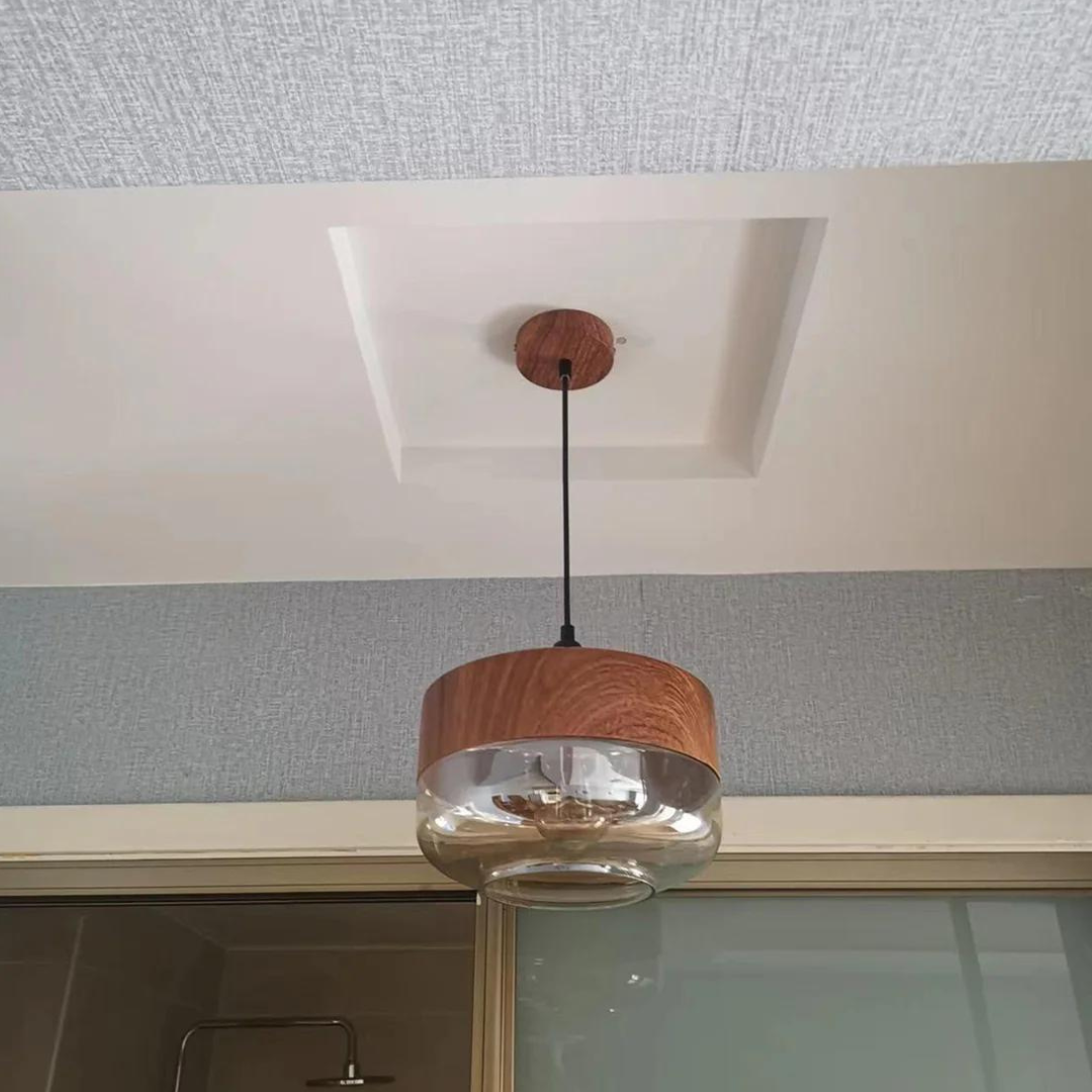 Suspension en Verre Teinté et Métal Effet Bois – Éclairage Ambiance Scandinave Douce pour Salon et Salle à Manger | Koossa