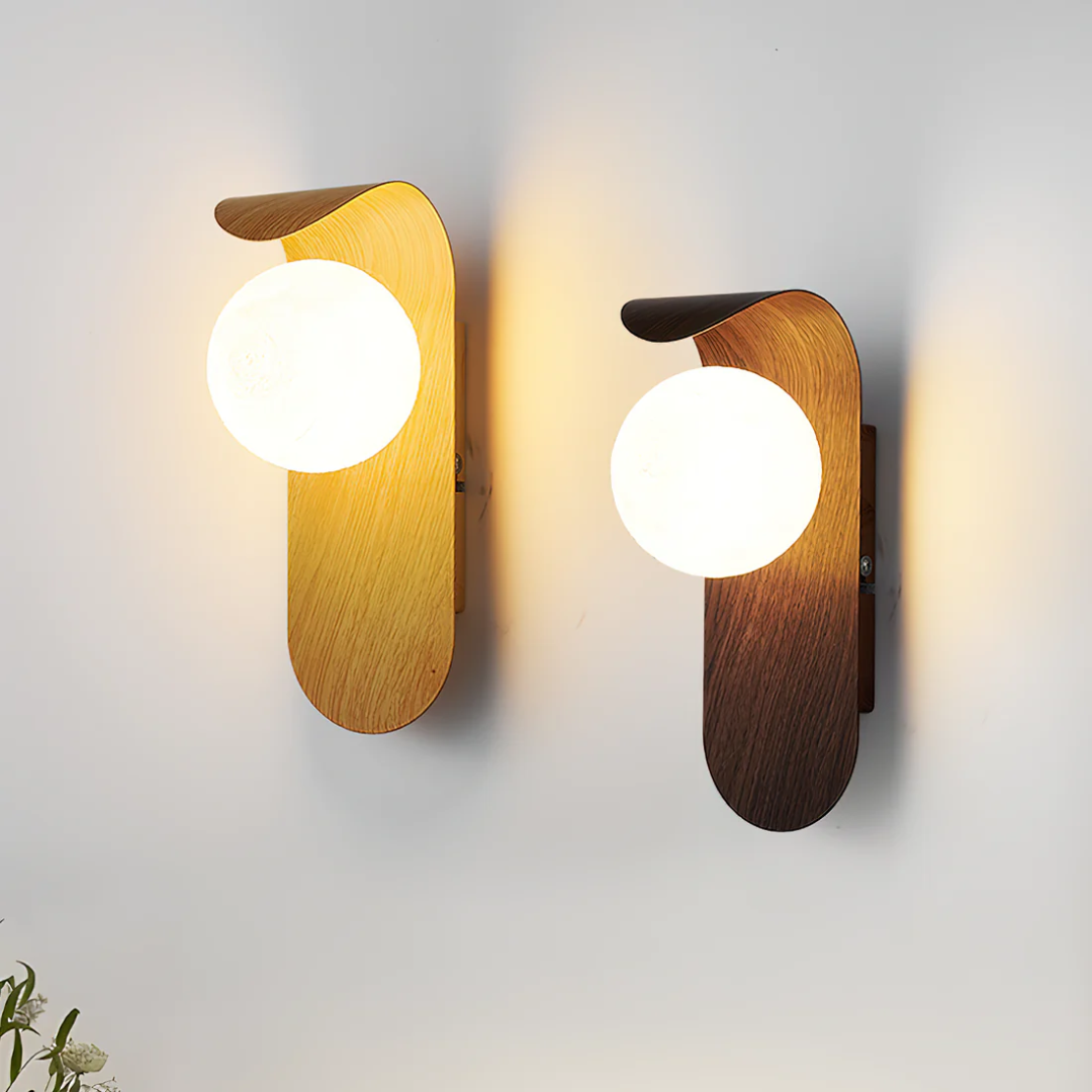 Applique murale bois naturel globe verre opalin LED blanc chaud chambre salon style minimaliste nordique épuré | Koossa
