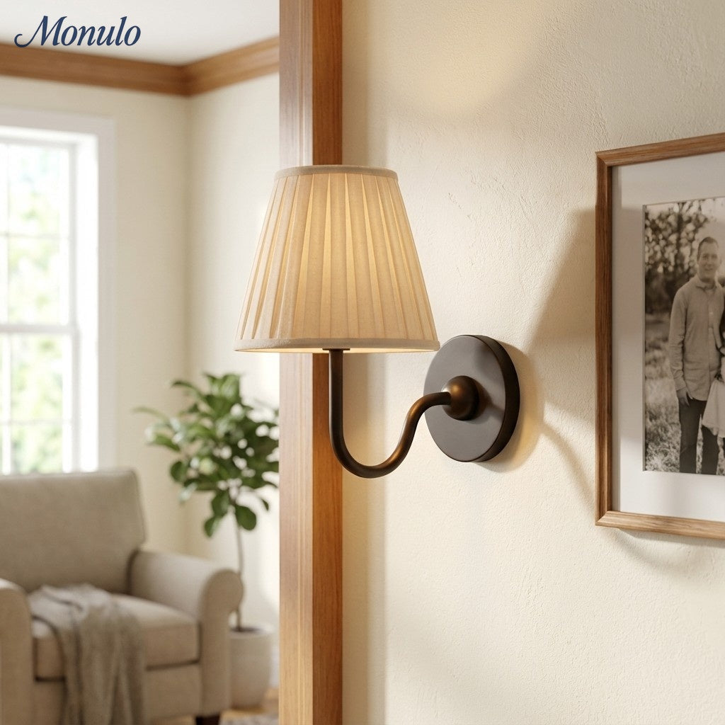 Applique murale élégante à abat-jour plissé en tissu – Éclairage classique et raffiné pour chambre et salon | Koossa