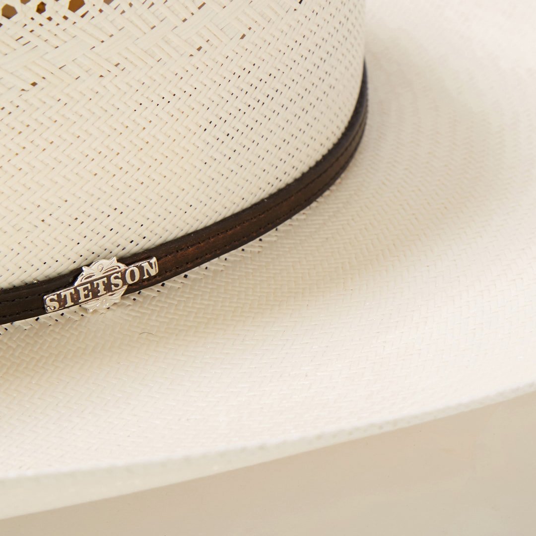 Chapeau de cowboy western en paille naturelle tressée avec bandeau cuir et détails métalliques réglable 58–60 cm | Koossa