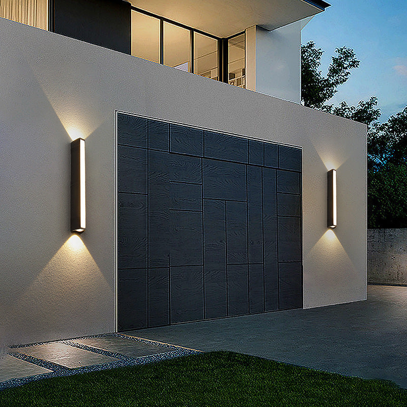 Applique murale LED extérieure étanche noire en aluminium IP65 pour terrasse jardin balcon moderne design | Koossa