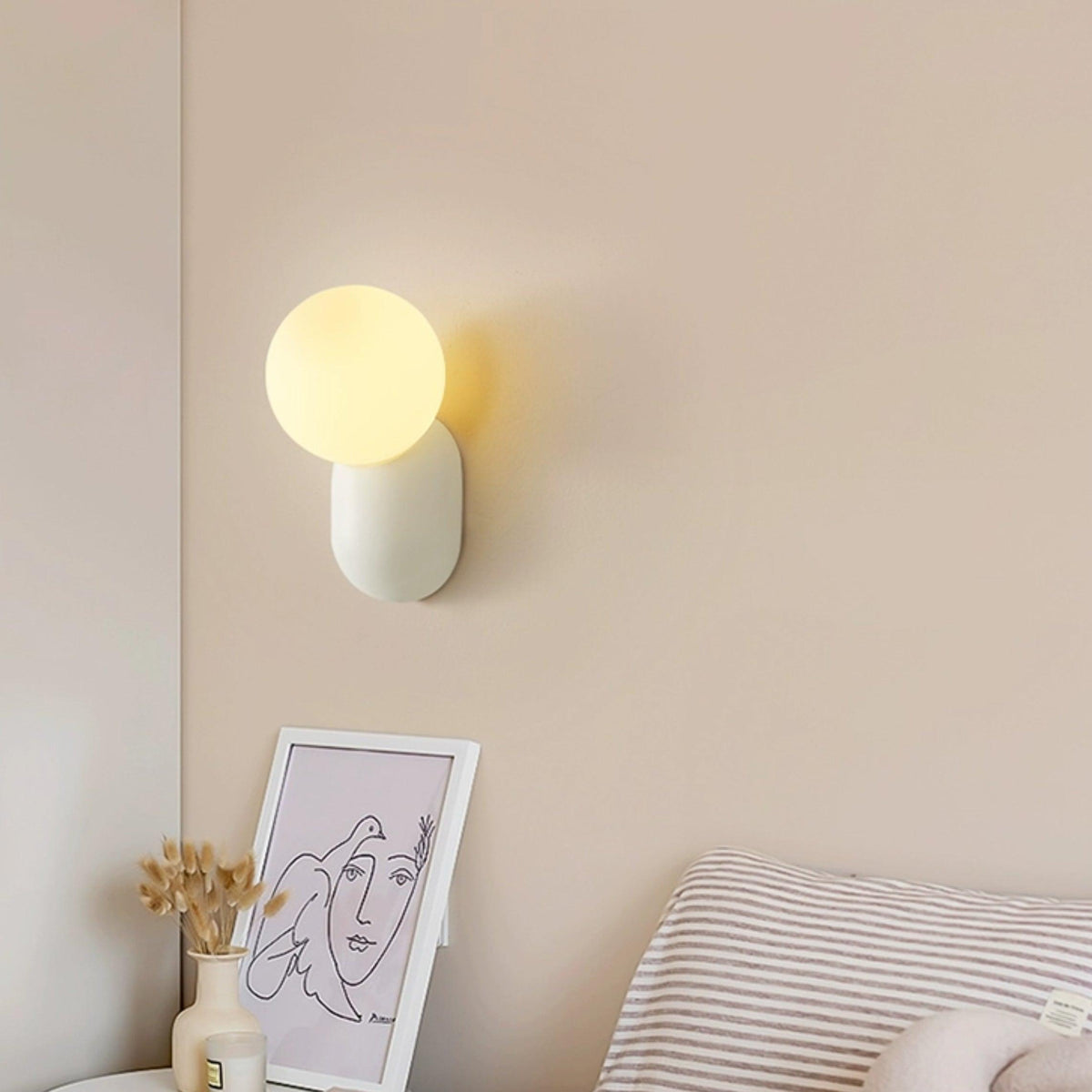 Spherical Resin Wall Light Fixture with Glass Globe – Modern Single-Bulb Sconce for Bathroom, Hallway, Bedroom – Dimmable G9 Socket | Lonoma