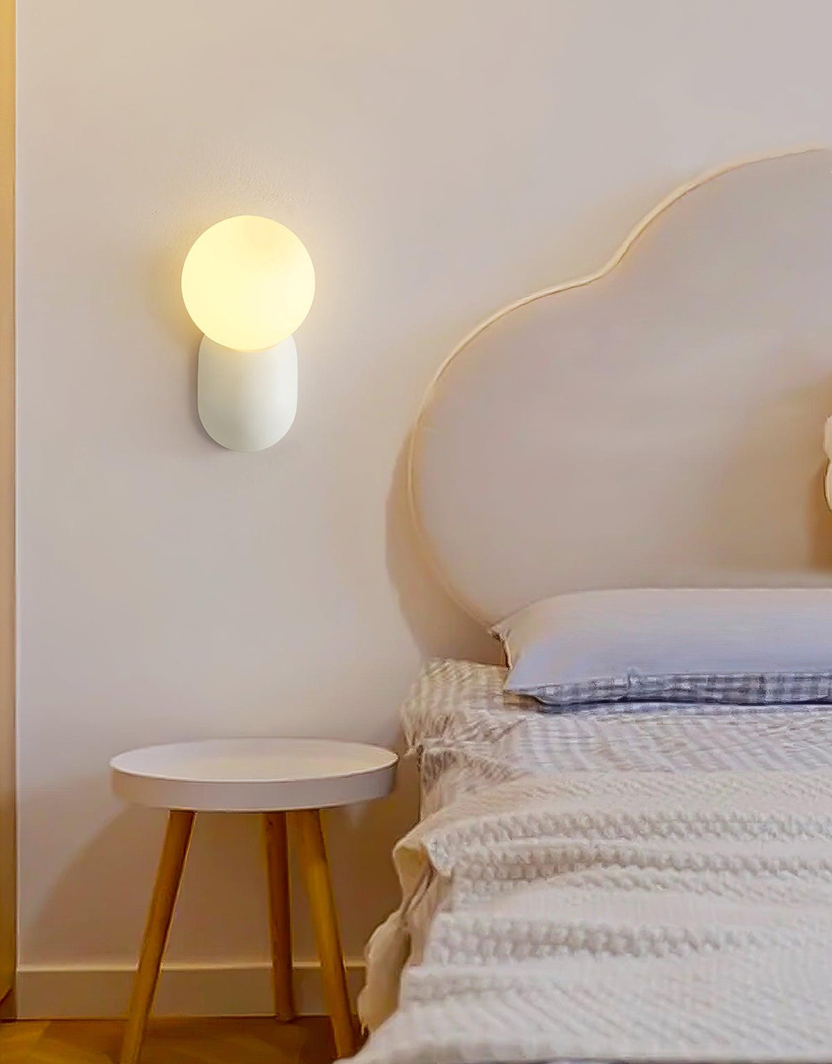 Spherical Resin Wall Light Fixture with Glass Globe – Modern Single-Bulb Sconce for Bathroom, Hallway, Bedroom – Dimmable G9 Socket | Lonoma