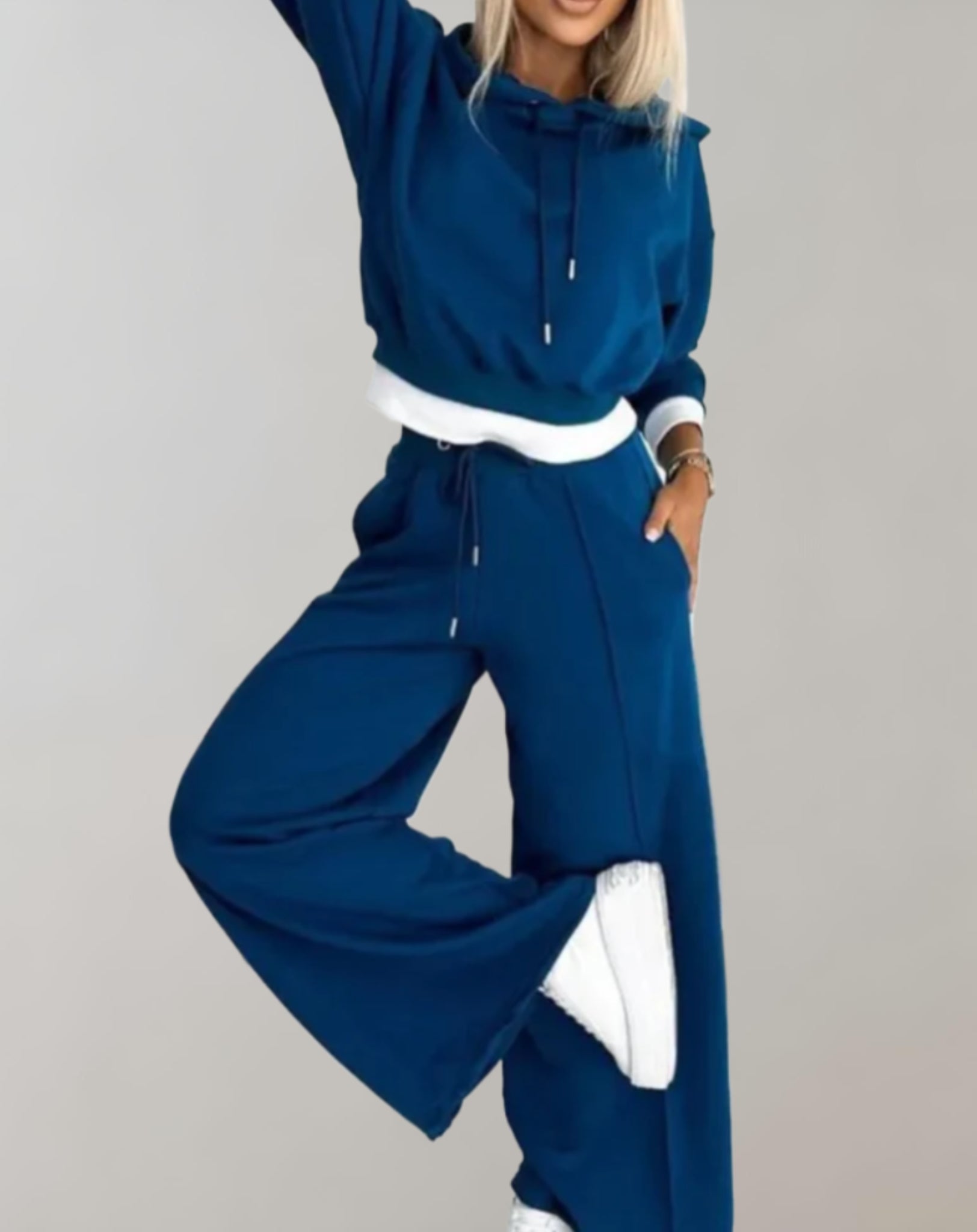 Women's Relaxed Lounge Set in Wide-Leg Trousers and Cropped Hoodie | Koossa