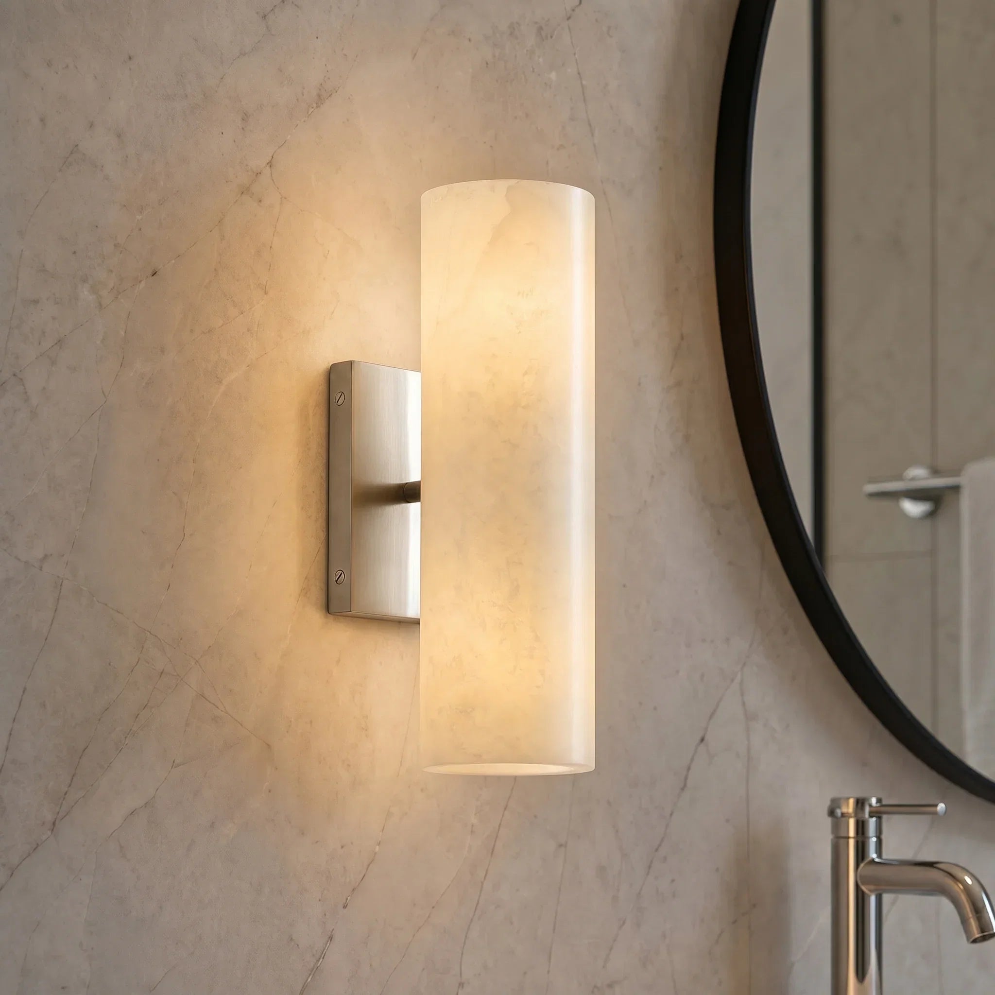 Applique murale cylindrique en albâtre naturel ou verre cannelé finition bronze nickel laiton design intemporel | Koossa