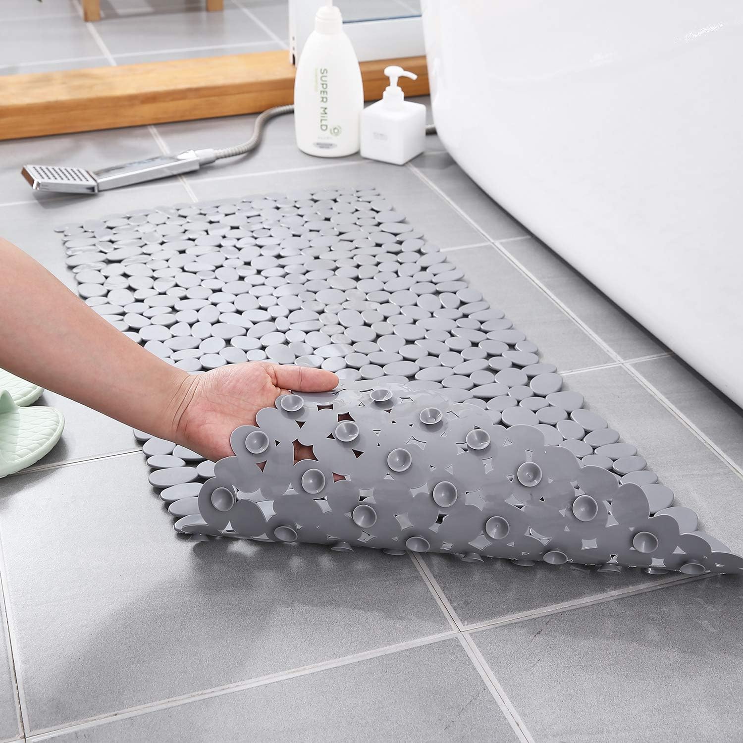 Tapis de douche antidérapant texture galets naturels confort massage pieds pour salle de bains sécurisée | Koossa