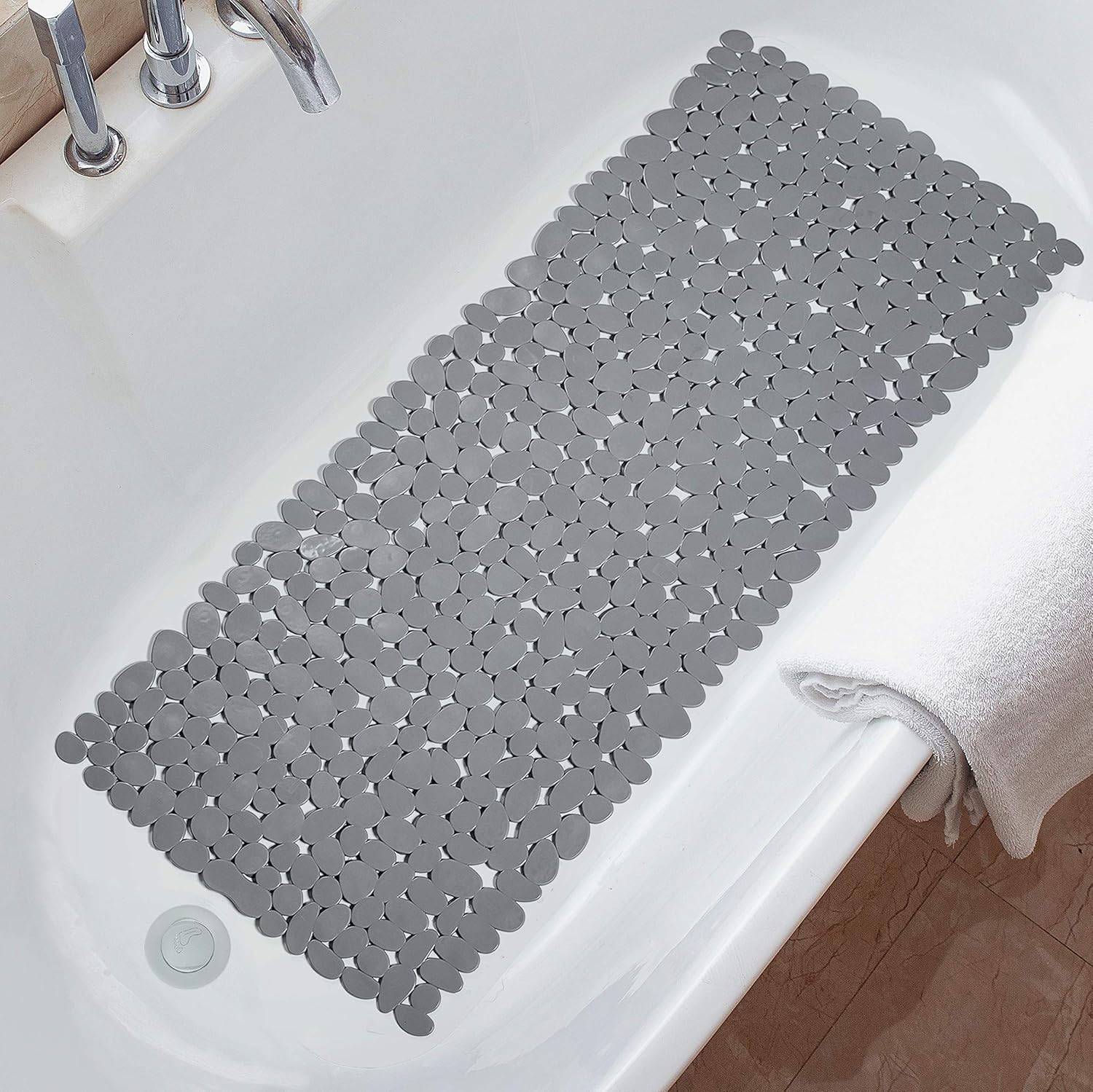 Tapis de douche antidérapant texture galets naturels confort massage pieds pour salle de bains sécurisée | Koossa