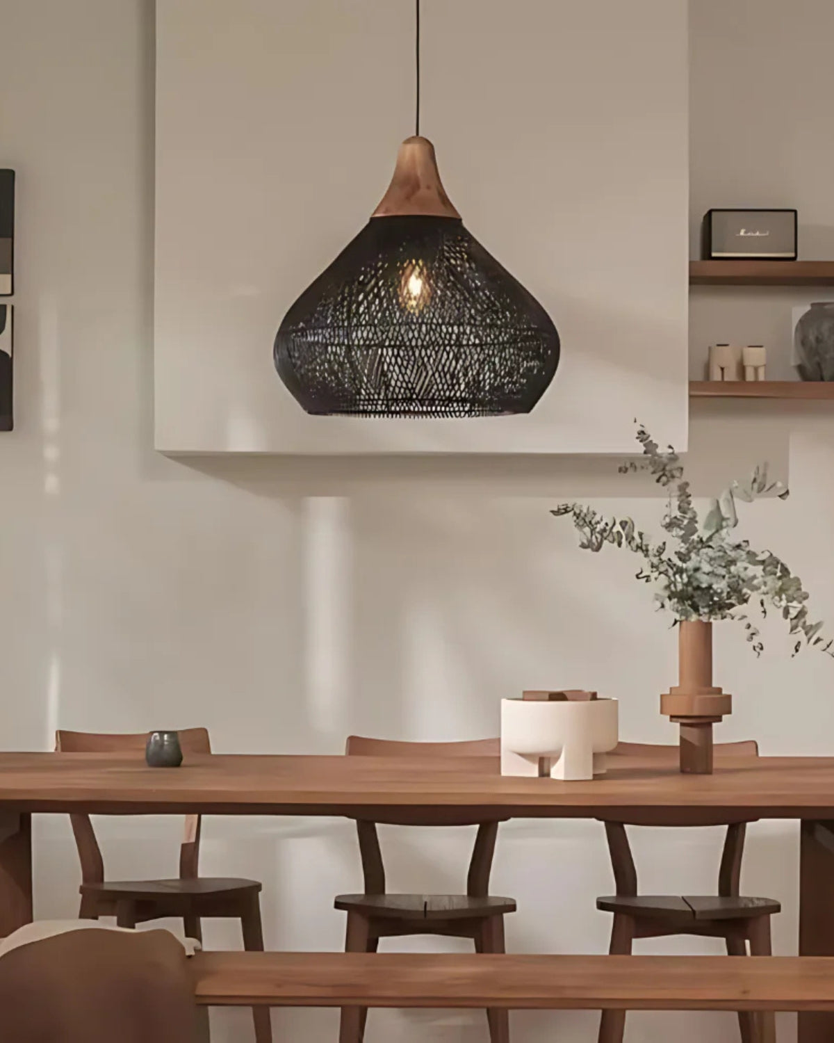 Suspension en rotin tressé main ambiance bohème pour salle à manger et salon avec lumière douce et chaleureuse | Koossa