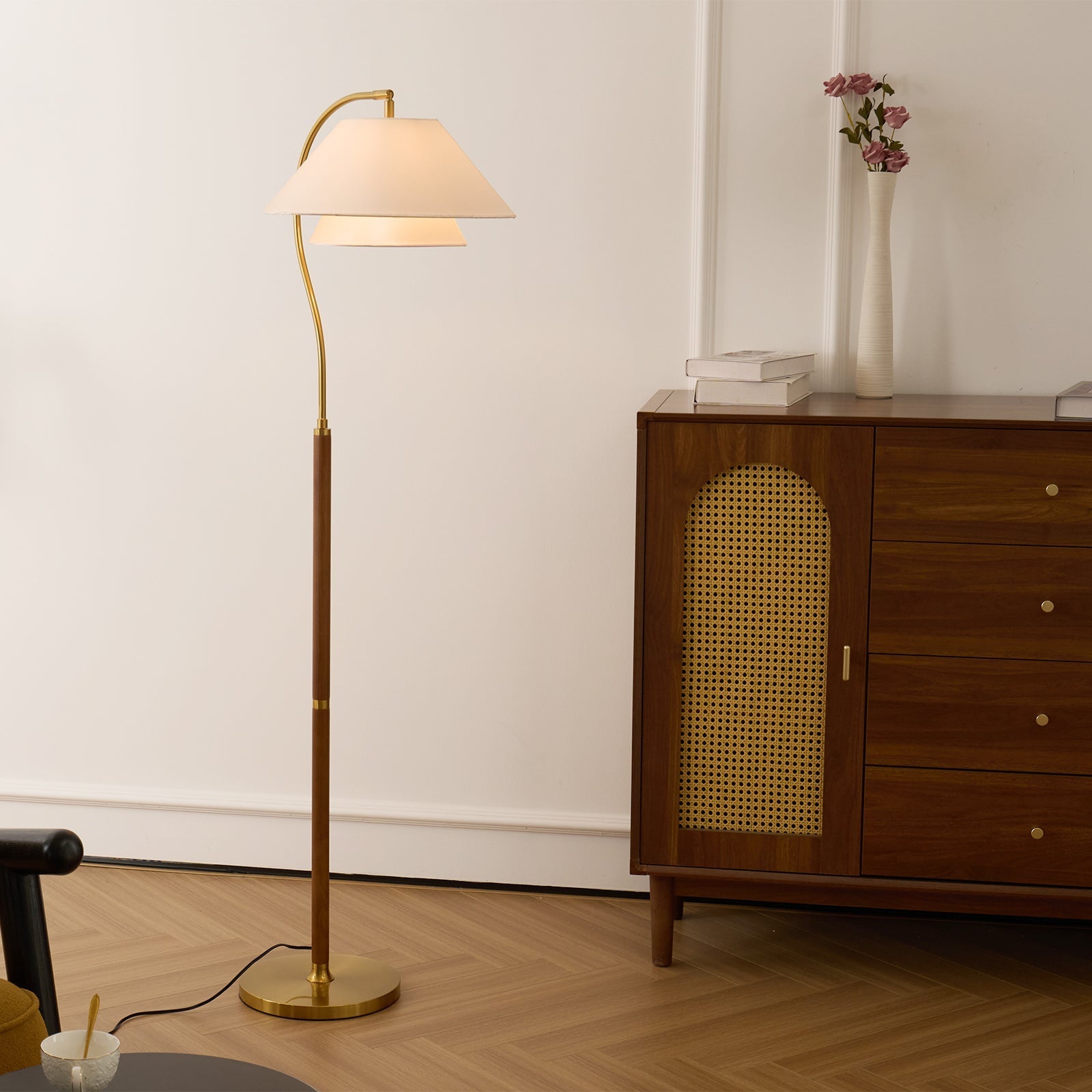 Lampadaire double abat-jour tissu lin et bois 155 cm design élégant salon chambre lumière douce ambiance | Koossa