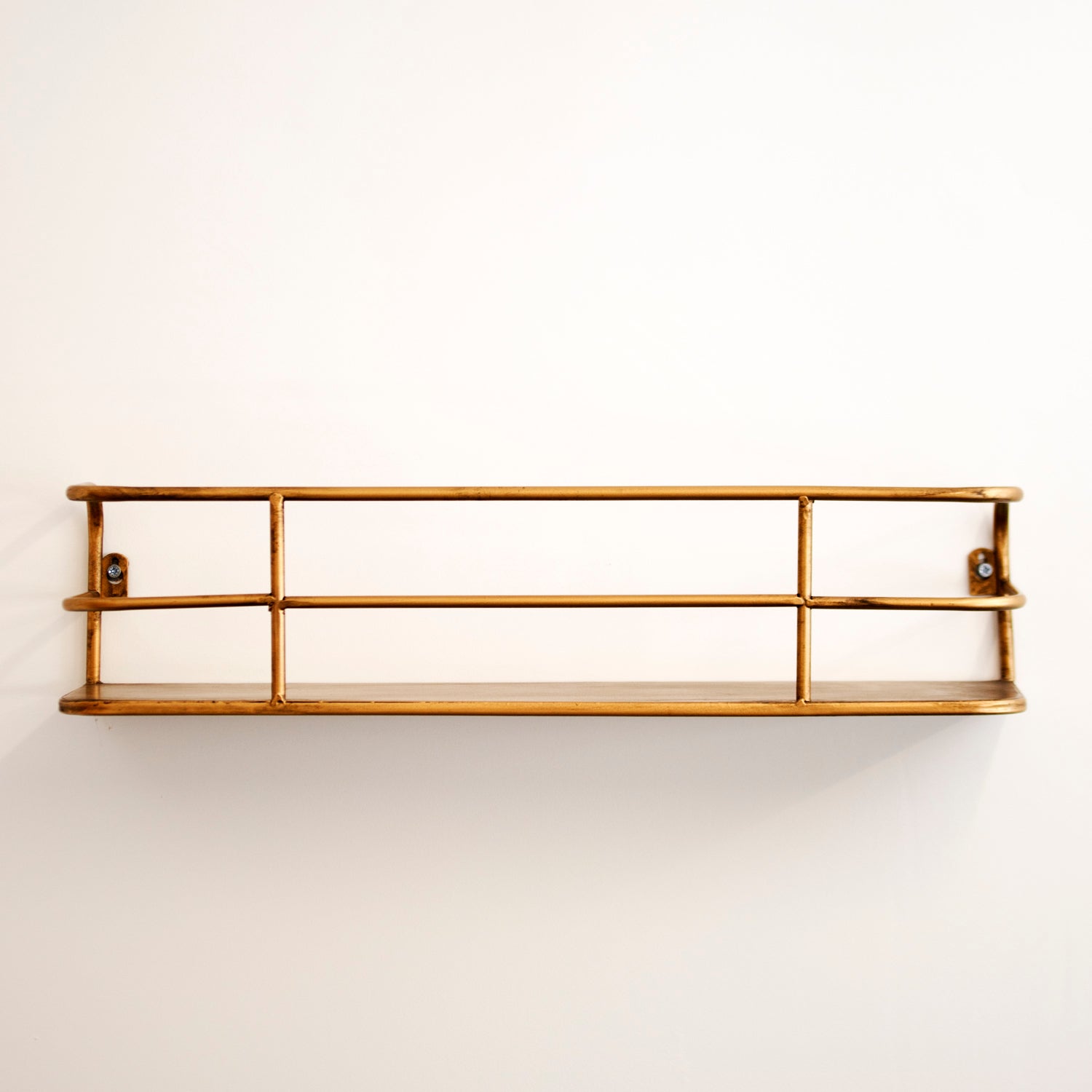 Étagère murale en métal doré brossé 55 cm design industriel moderne cadre filaire pour salon bureau entrée | Koossa