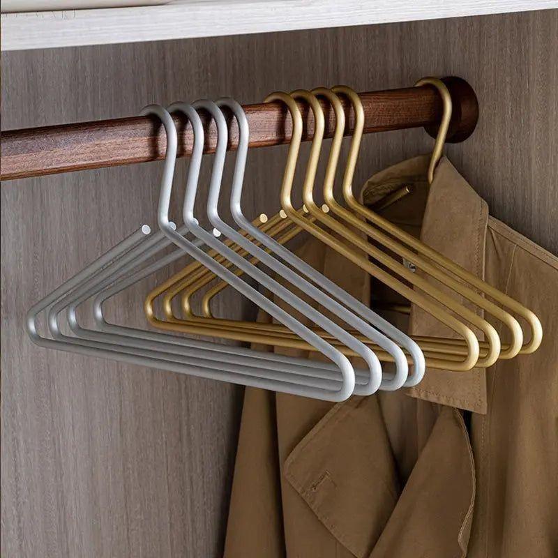 Cintres métal mat dorés et argentés 42×20 cm lot de 5 – antidérapants massifs haut de gamme pour garde-robe | Koossa