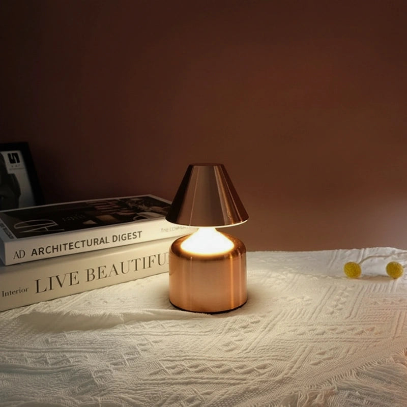 Lampe à poser rechargeable dimmable en métal forgé avec trois températures de couleur LED pour ambiance modulable | Koossa