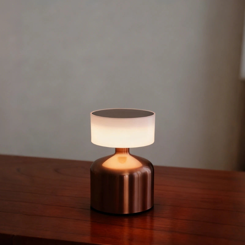 Lampe à poser rechargeable dimmable en métal forgé avec trois températures de couleur LED pour ambiance modulable | Koossa