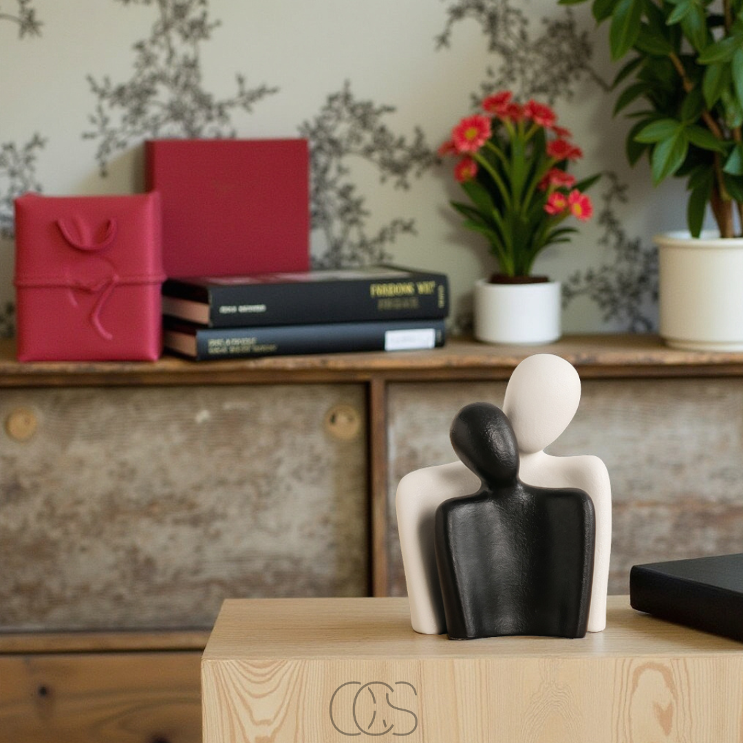 Statuette Couple Enlacé en Céramique Mate – Symbole d'Amour et de Tendresse pour Décoration Intérieure | Koossa
