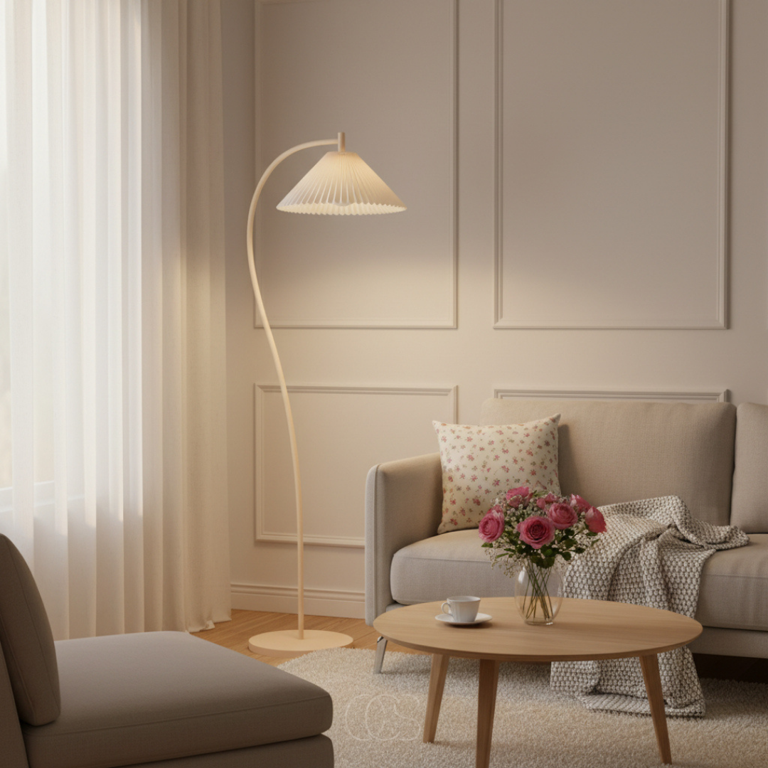 Lampadaire arc textile plissé beige 152 cm salon lecture E27 ambiance chaleureuse élégante fauteuil chambre | Koossa