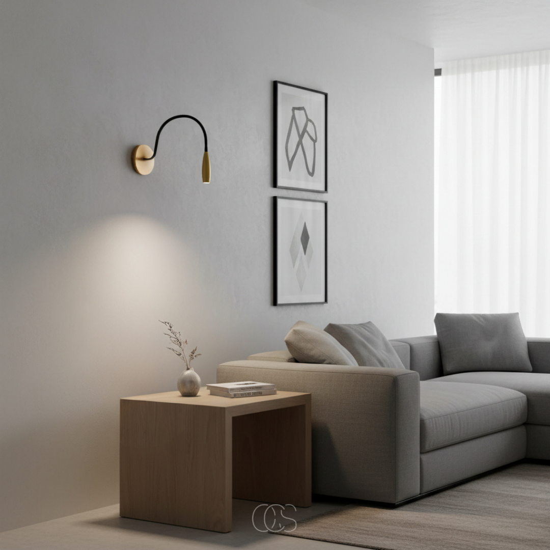 Applique liseuse LED orientable en métal doré pour chevet et fauteuil de lecture avec bras flexible et éclairage | Koossa