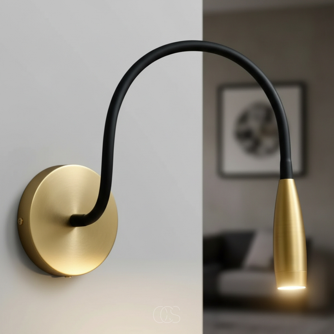 Applique liseuse LED orientable en métal doré pour chevet et fauteuil de lecture avec bras flexible et éclairage | Koossa