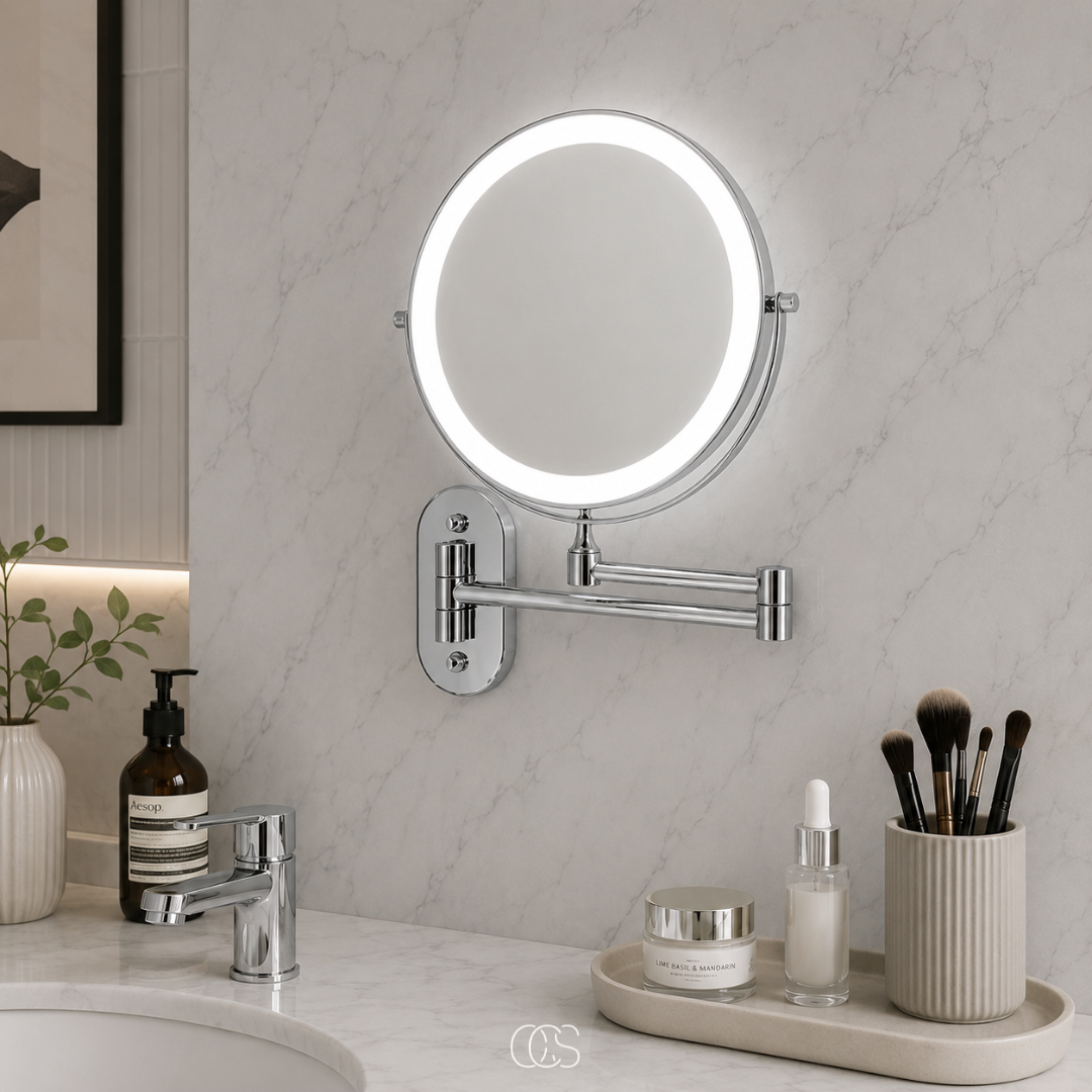 Miroir grossissant mural LED rechargeable pivotant 360° pour salle de bains et beauté en acier argenté | Koossa