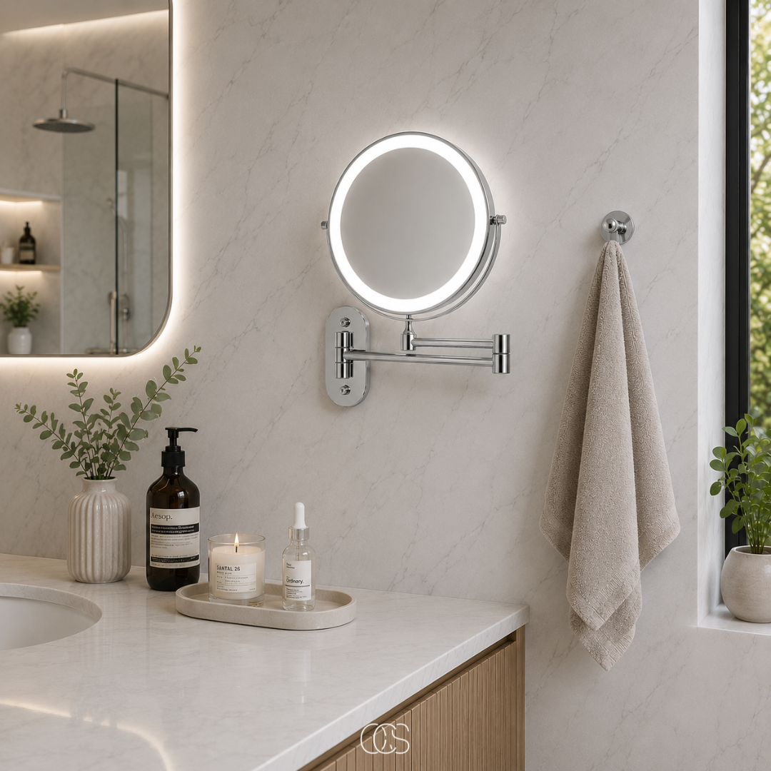 Miroir grossissant mural LED rechargeable pivotant 360° pour salle de bains et beauté en acier argenté | Koossa