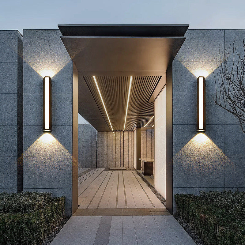 Applique murale LED extérieure étanche noire en aluminium IP65 pour terrasse jardin balcon moderne design | Koossa