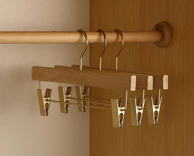 Cintre en bois massif épaules larges finition champagne organisateur garde-robe costume manteau veste | Koossa