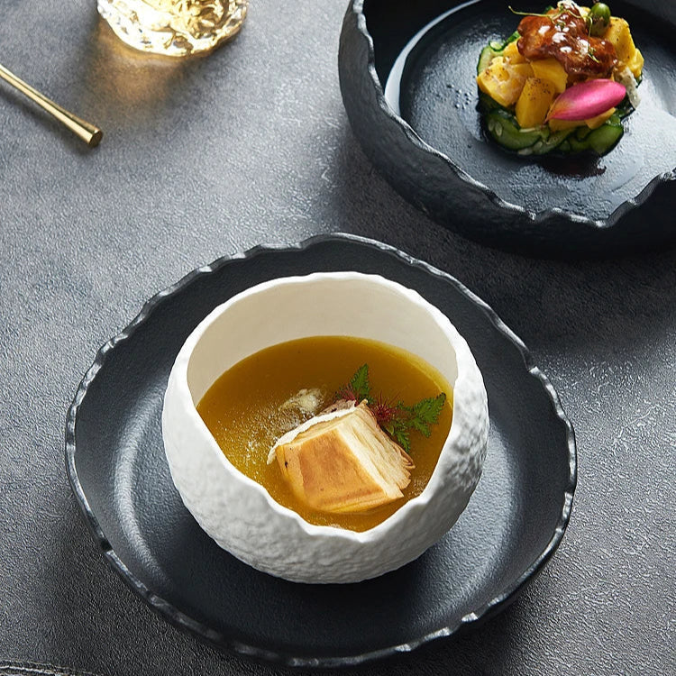 Coupe en Porcelaine Sculptée pour Desserts Entrées et Apéritifs Design Minimaliste Moderne Élégant Blanc Noir | Koossa