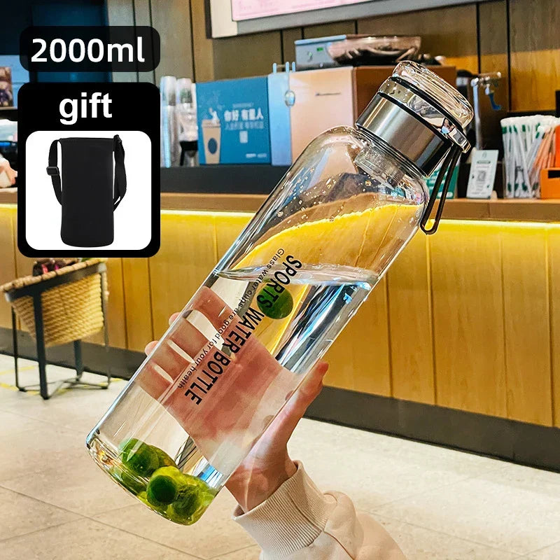 Carafe transparente 2 litres pour eau jus et lait – Contenant polyvalent avec couvercle étanche cuisine | Koossa