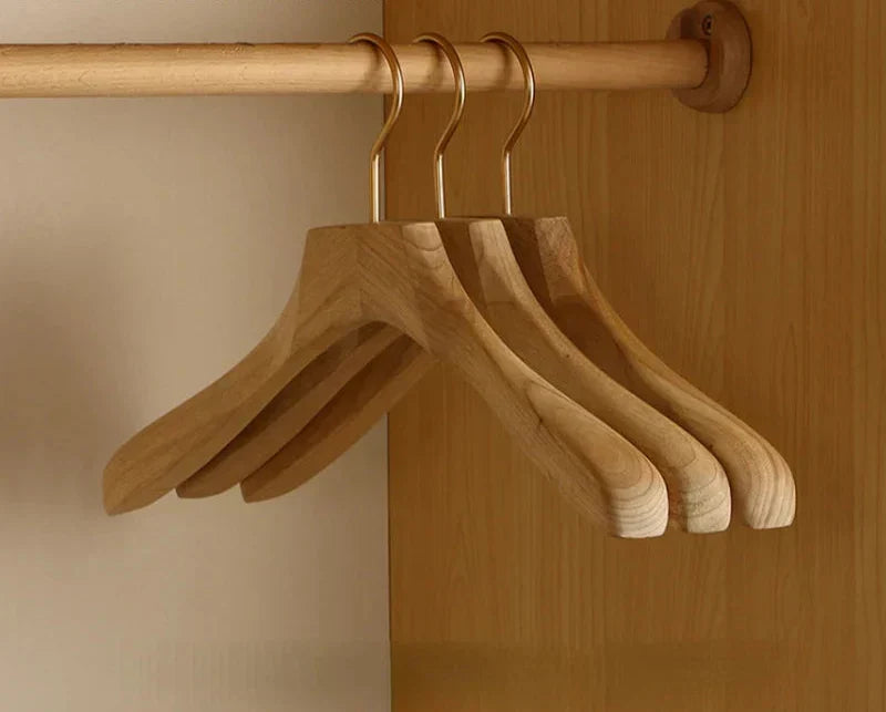 Cintres en Bois de Camphre à Épaule Large Set de 2 Pièces pour Vestiaire Organisé Veste Costume Élégant | Koossa