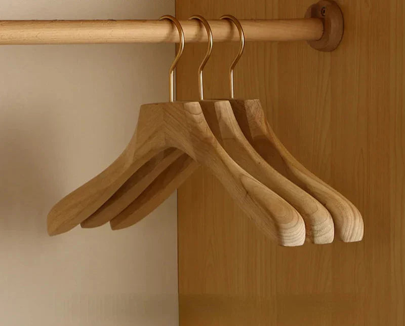 Cintre en bois massif épaules larges finition champagne organisateur garde-robe costume manteau veste | Koossa