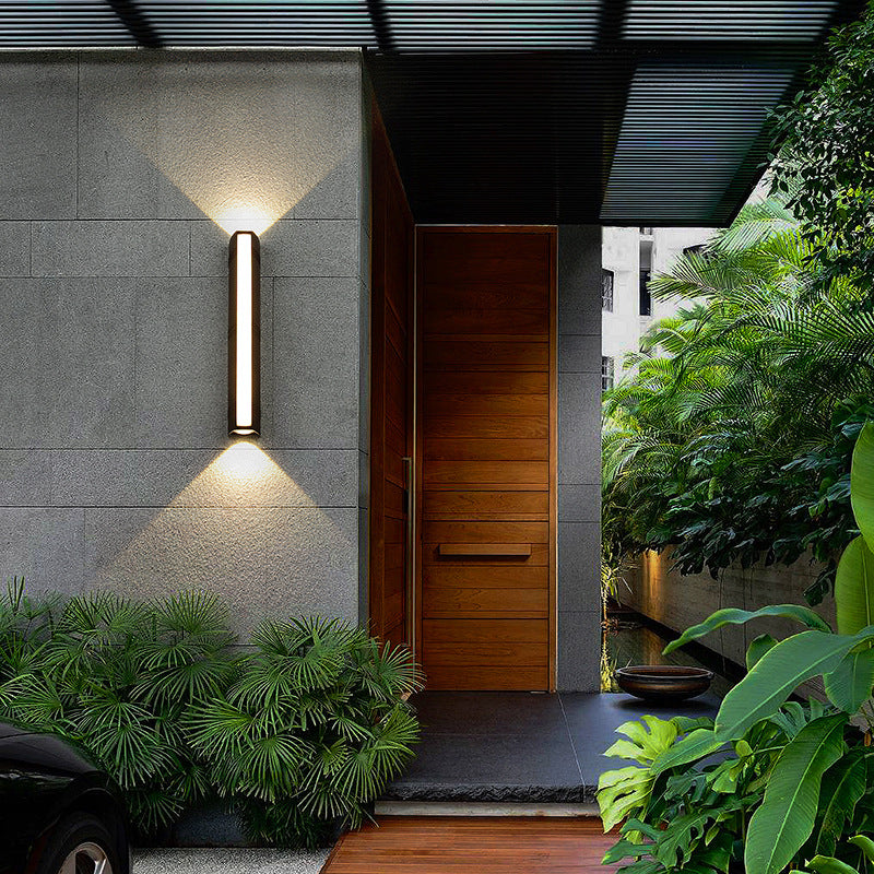 Applique murale LED extérieure étanche noire en aluminium IP65 pour terrasse jardin balcon moderne design | Koossa