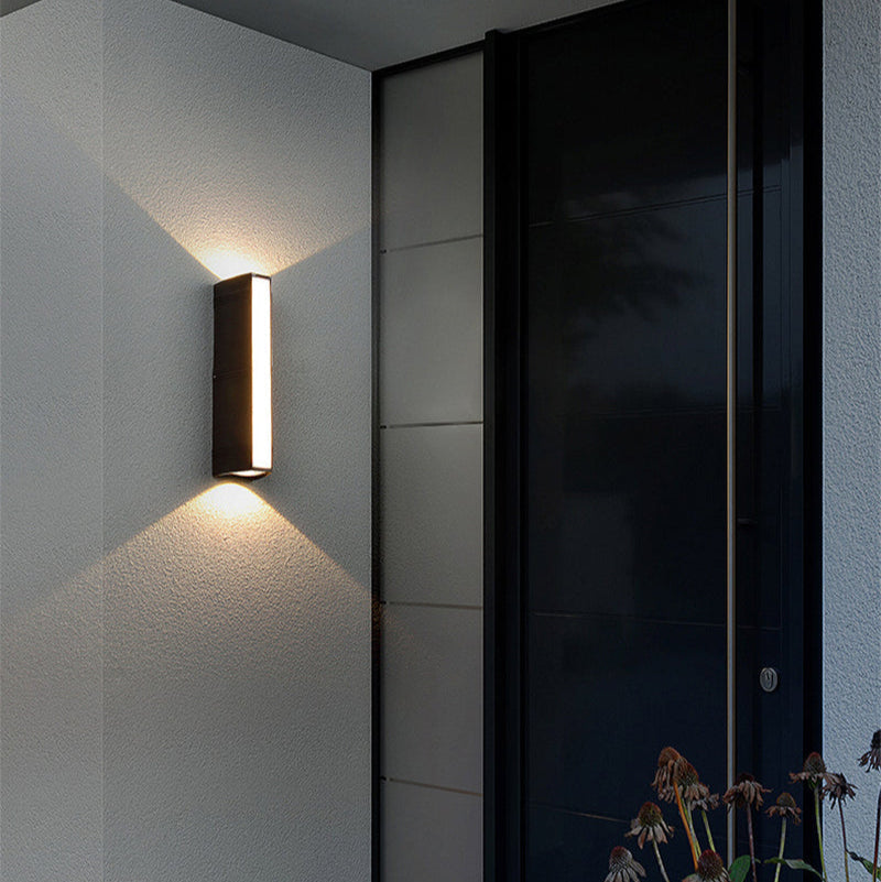 Applique murale LED extérieure étanche noire en aluminium IP65 pour terrasse jardin balcon moderne design | Koossa