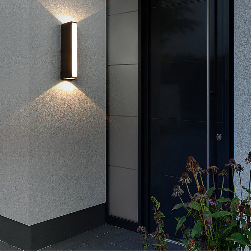 Applique murale LED extérieure étanche noire en aluminium IP65 pour terrasse jardin balcon moderne design | Koossa