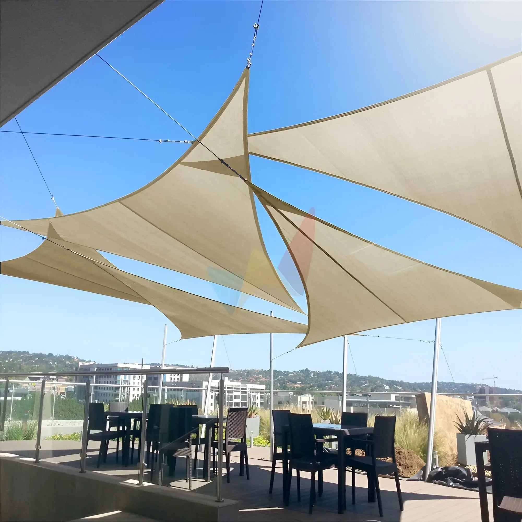 Voile d'ombrage triangulaire imperméable haute résistance – Protection UV optimale pour terrasse, jardin et piscine | Koossa