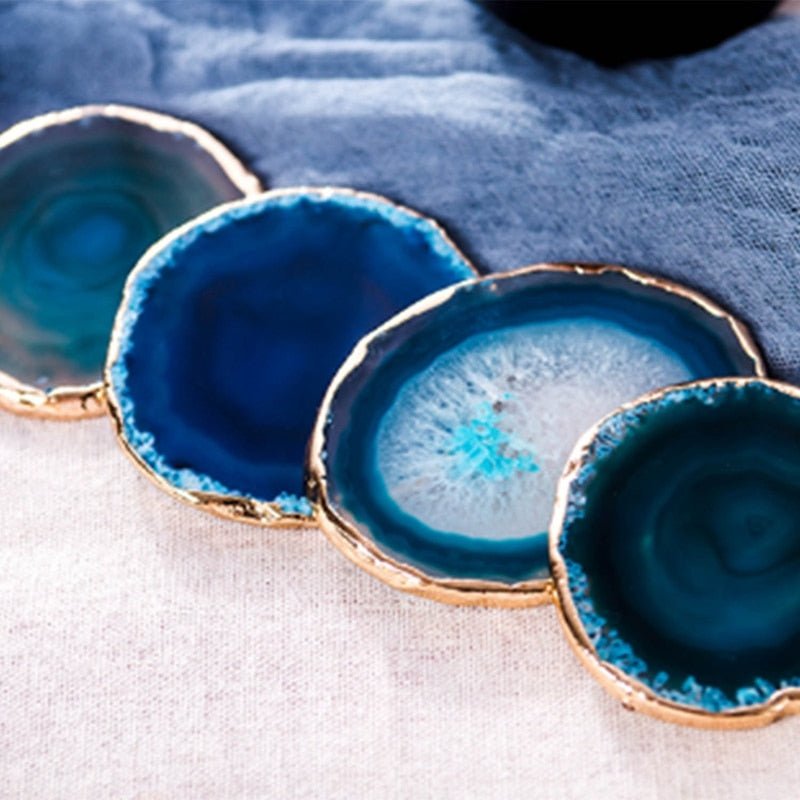 Dessous de Verre Agate Bleue Pierre Naturelle Tranche Organique Bordure Dorée Décoration Table Artisanale | Koossa