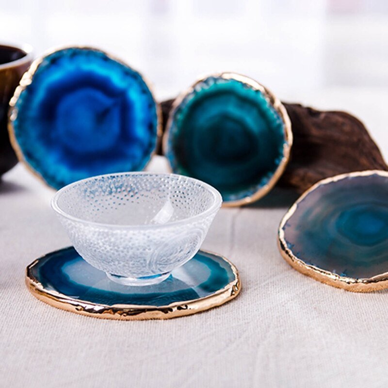 Dessous de Verre Agate Bleue Pierre Naturelle Tranche Organique Bordure Dorée Décoration Table Artisanale | Koossa