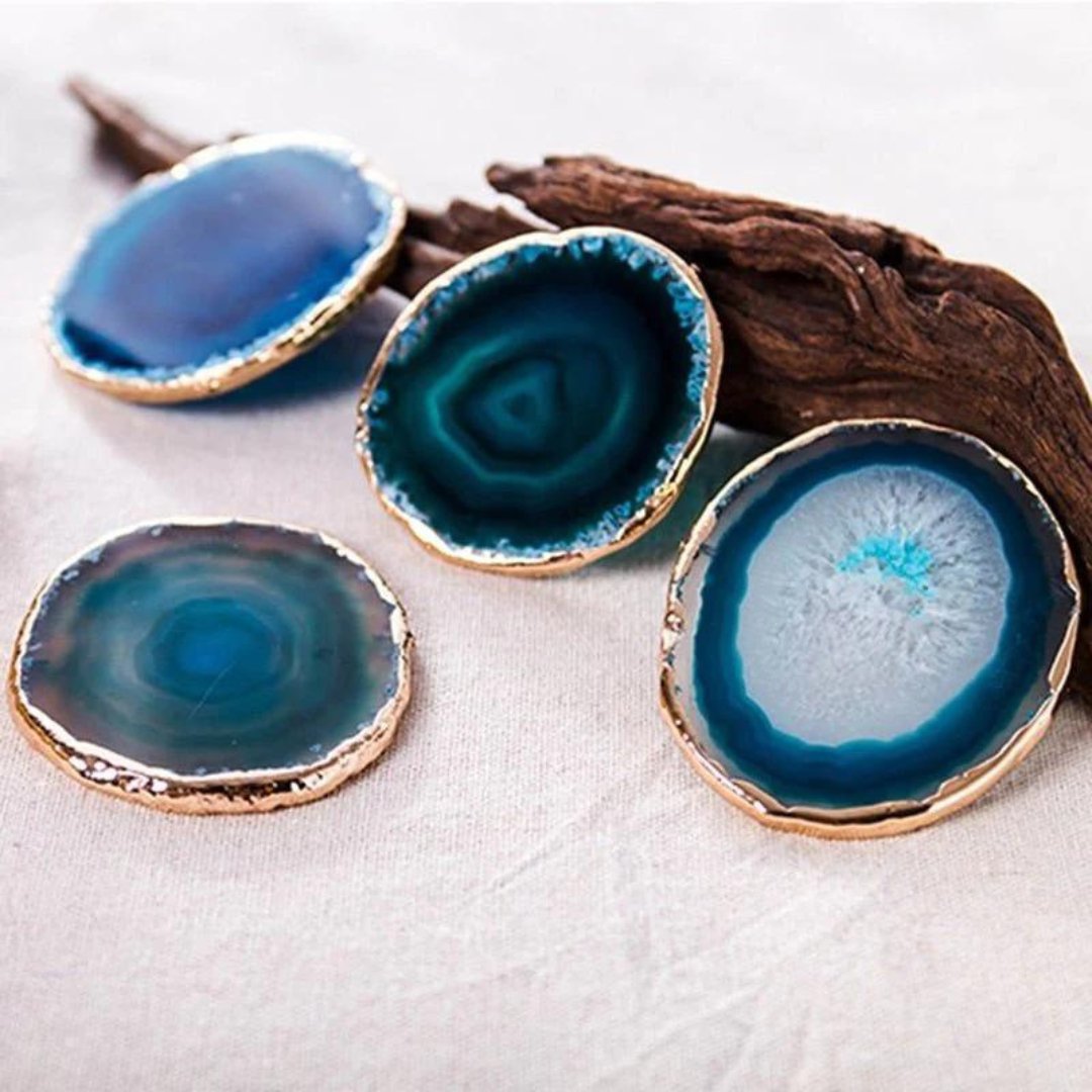 Dessous de Verre Agate Bleue Pierre Naturelle Tranche Organique Bordure Dorée Décoration Table Artisanale | Koossa