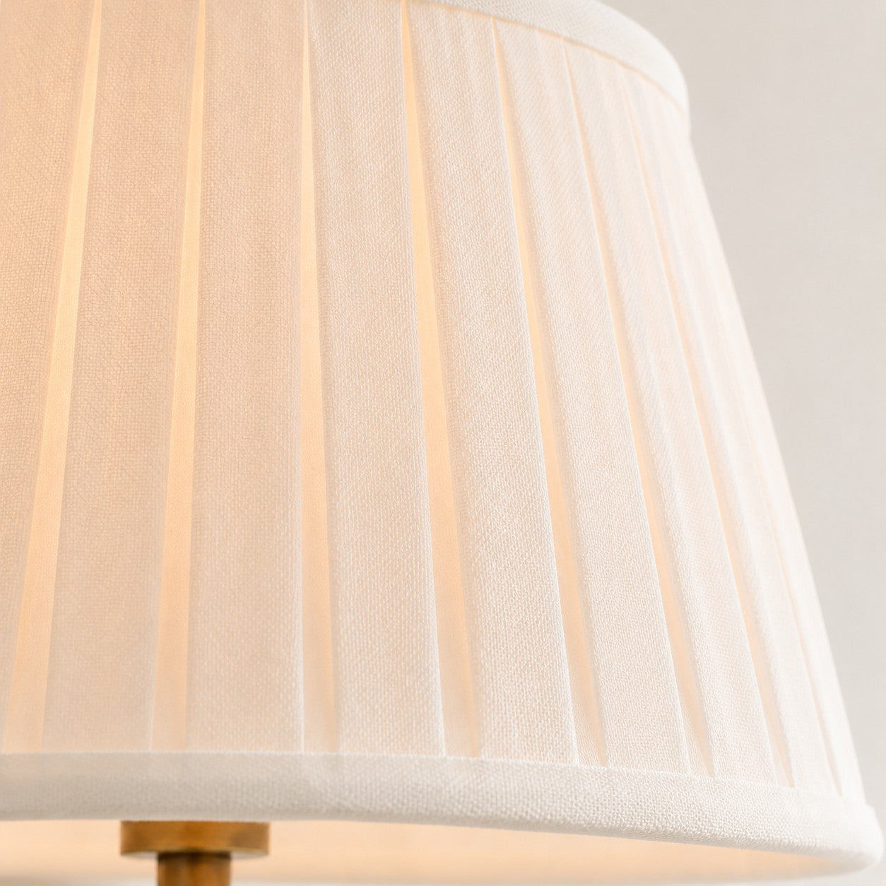 Applique murale élégante à abat-jour plissé en tissu – Éclairage classique et raffiné pour chambre et salon | Koossa