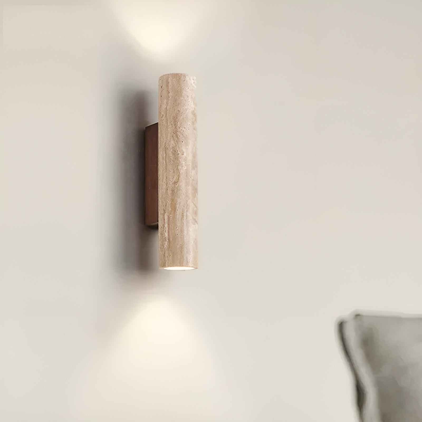 Applique murale en travertin naturel avec LED intégrée pour une ambiance chaleureuse et contemporaine élégante | Koossa