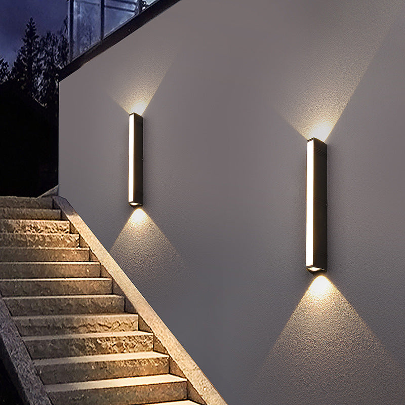 Applique murale LED extérieure étanche noire en aluminium IP65 pour terrasse jardin balcon moderne design | Koossa