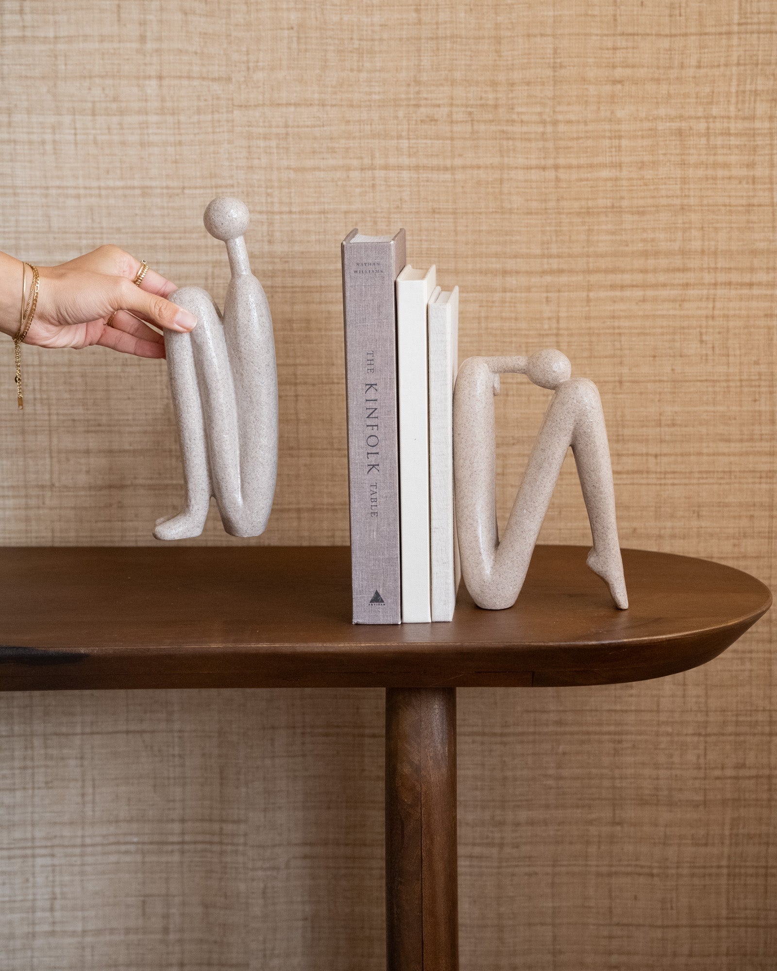 Serre-livres Sculpture Silhouette Humaine 27 cm Polyrésine Beige Décoration Moderne Bibliothèque Bureau | Koossa