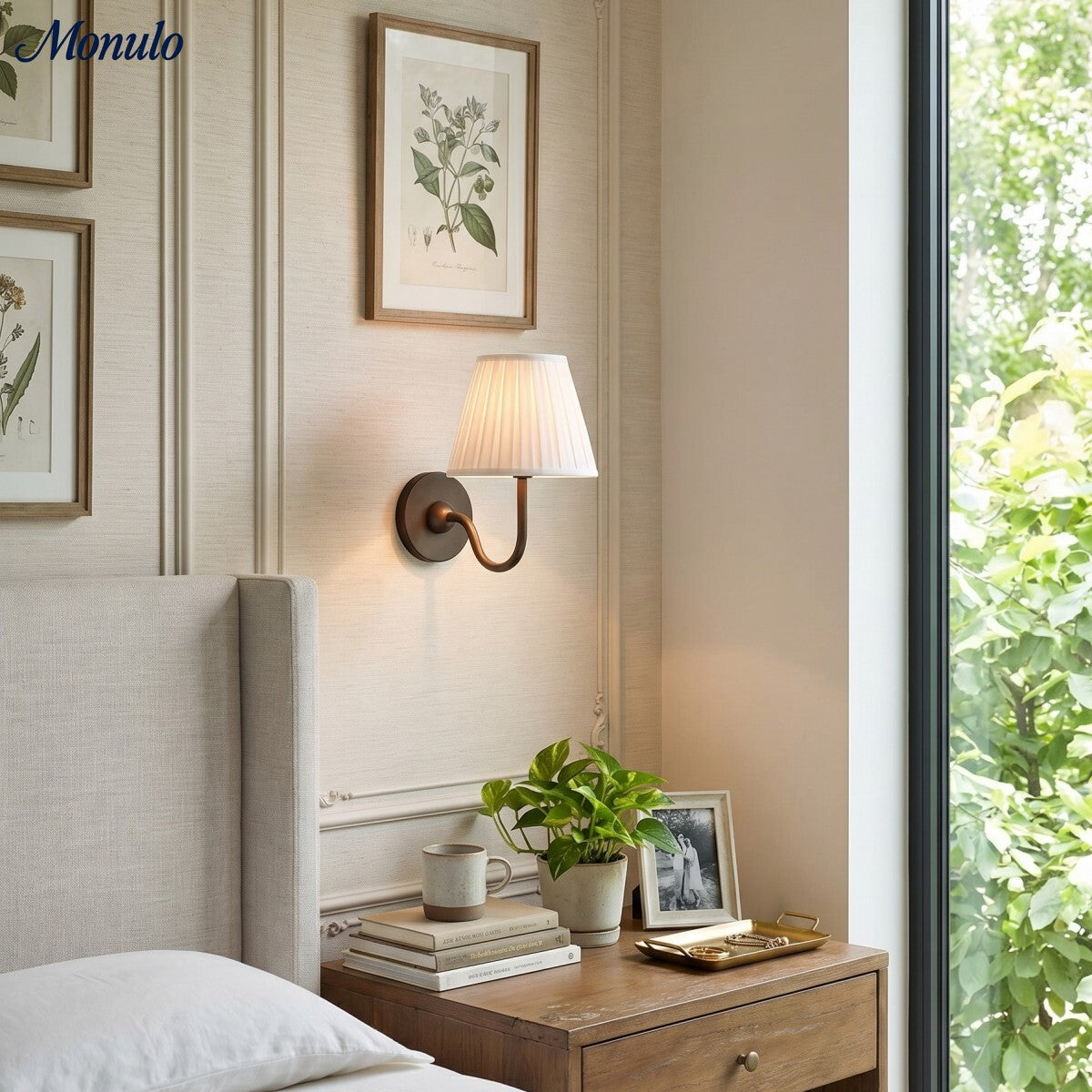 Applique murale élégante à abat-jour plissé en tissu – Éclairage classique et raffiné pour chambre et salon | Koossa